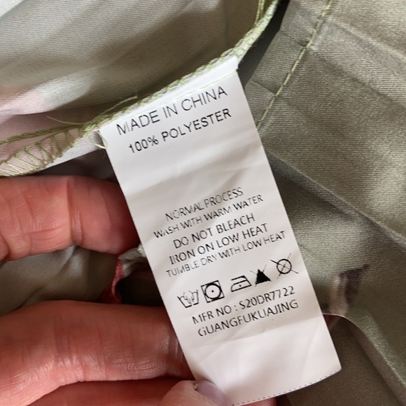 SHEIN Simplee NWT Keyhole Neckline Floral Pleated - Picture 10 of 10